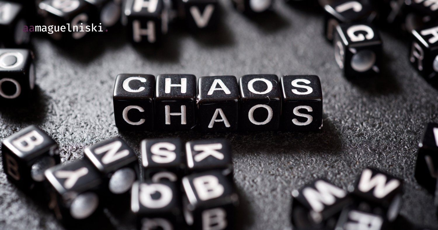 Cubos pretos com letras brancas formando a palavra "CHAOS", simbolizando o conceito de Chaos Engineering.